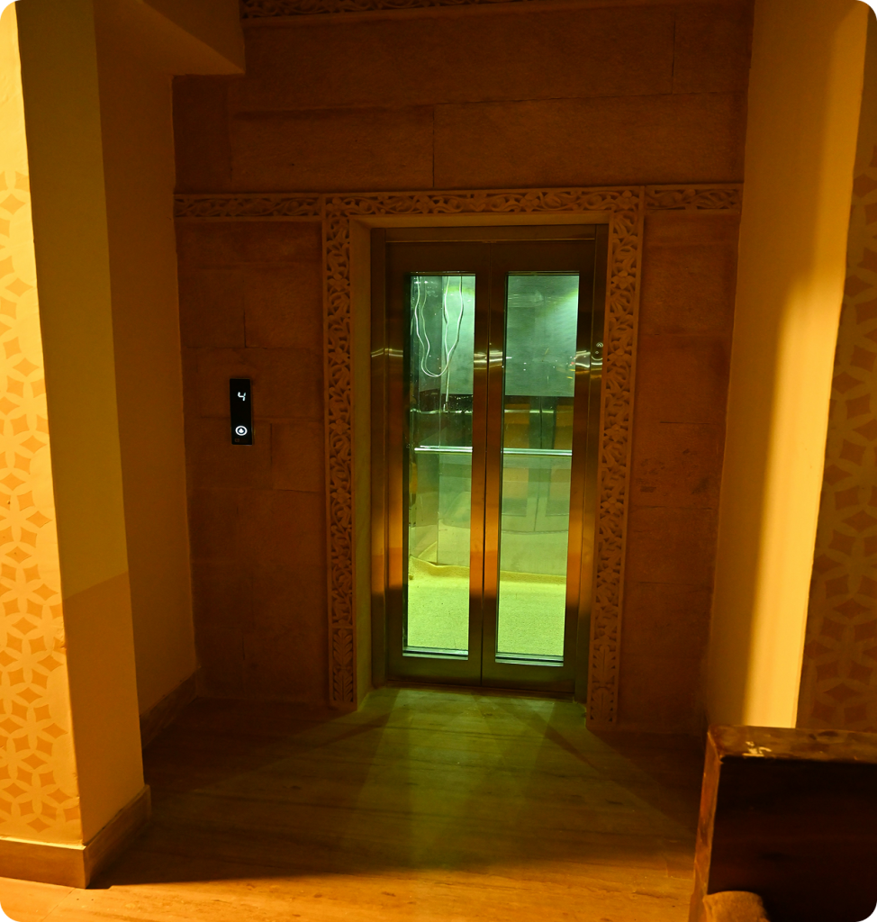 Beleuchteter Aufzug im Treppenhaus