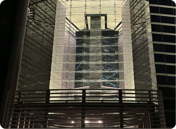 Glasaufzug im Gebäudeinneren