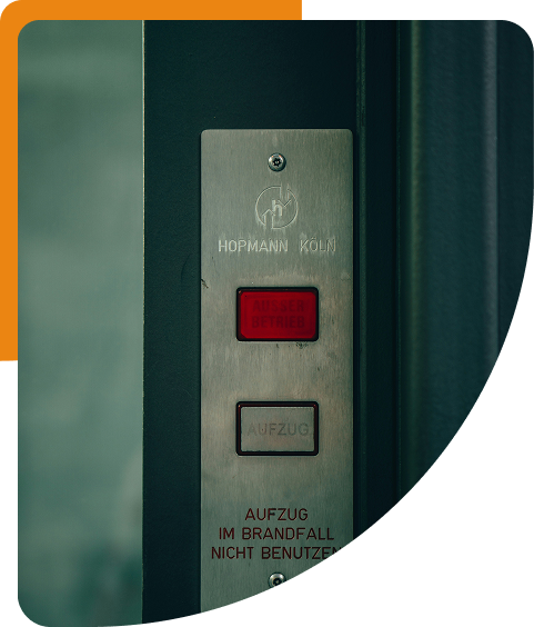 Aufzug-Bedienfeld mit Notrufknopf