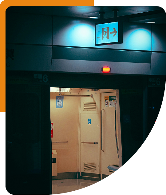 Glasaufzug im Gebäudeinneren