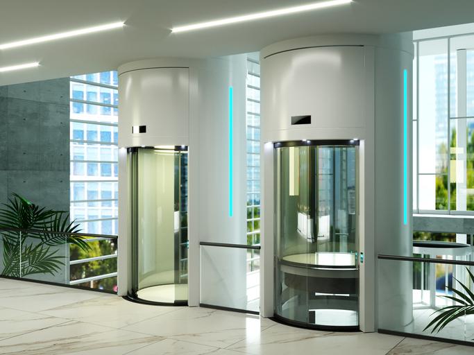 Moderner Panoramaaufzug in einem Gewerbegebäude