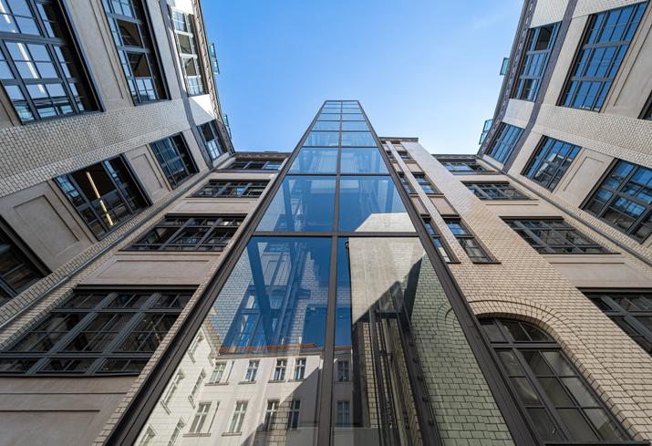 Außenaufzug aus Glas zur Nachrüstung in einem Altbau